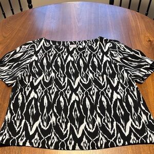 Chico's Black and White Ikat-Style Short Sleeve Top